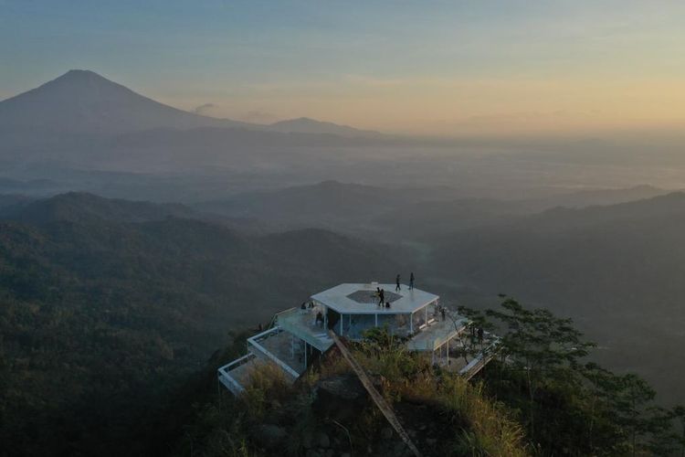 Tumpeng Menoreh di Kulonprogo, Yogyakarta, adalah tempat yang bisa menikmati setidaknya empat gunung di Yogya dan Jawa Tengah.