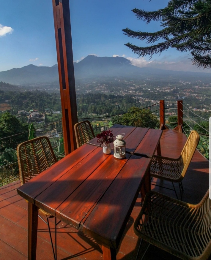 Damar Langit Bogor memiliki pemandangan dua gunung, Gunung Salak dan Pangrango