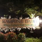 Kampung Daun Bandung terselip di antara perumahan, meskipun langsung berhadapan dengan alam.