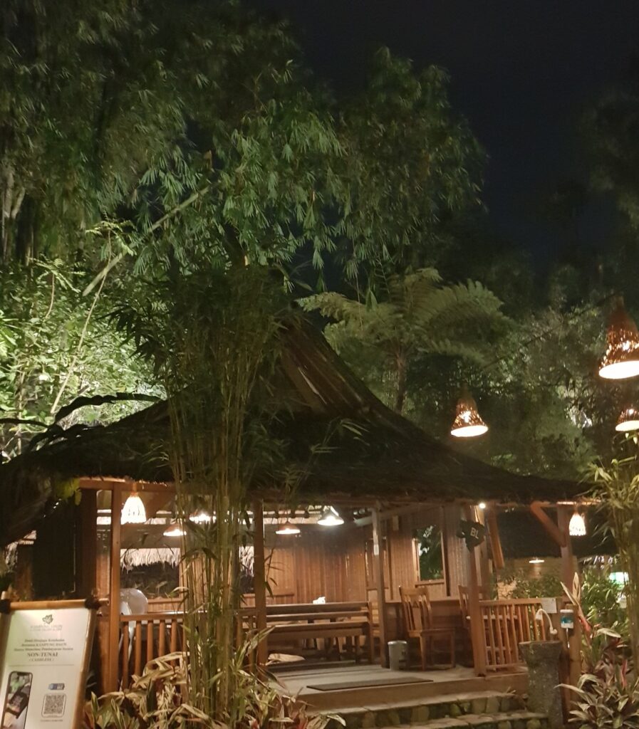 Kampung Daun Bandung, Ngariung Sejak 99 4 Kampung Daun Bandung tadinya lebih fokus sebagai tempat nongkrong, kini semakin cocok untuk tempat kumpul keluarga.