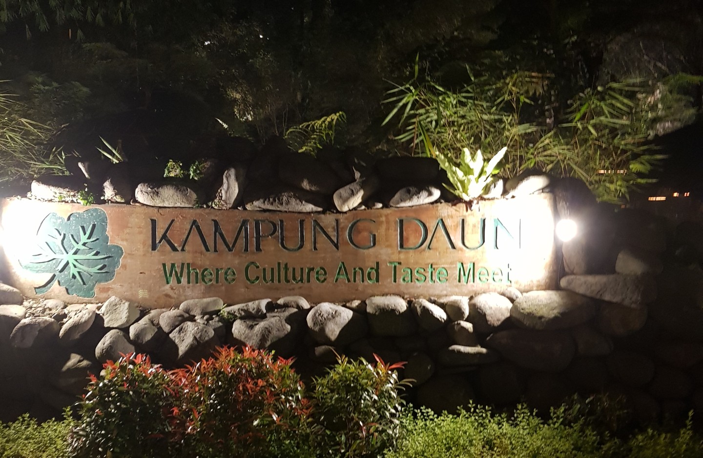 Kampung Daun Bandung terselip di antara perumahan, meskipun langsung berhadapan dengan alam.
