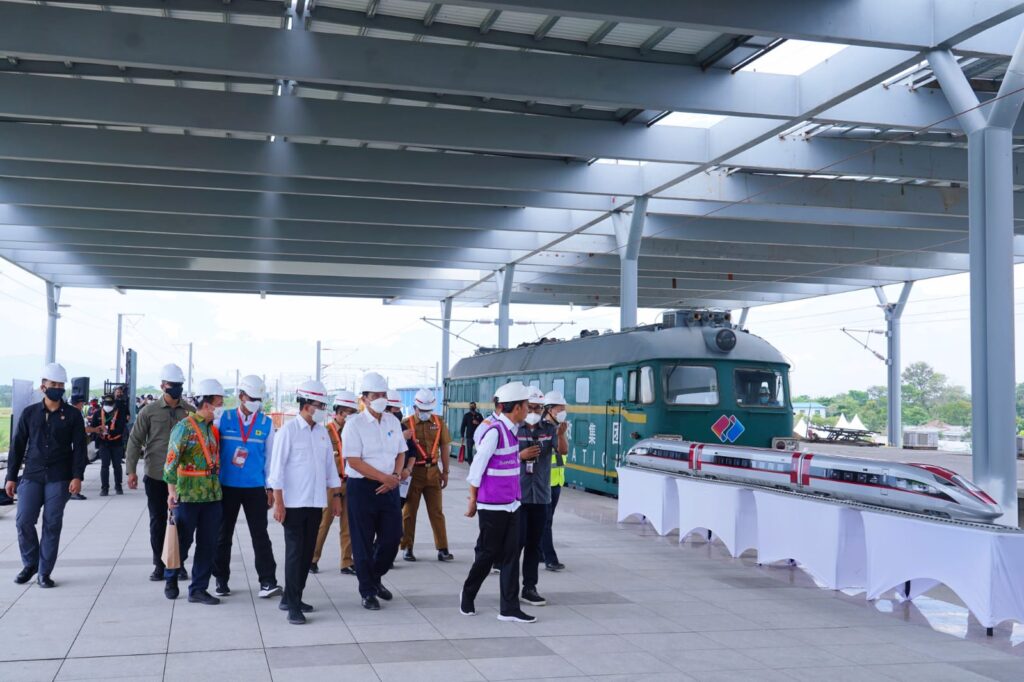 Kereta Cepat Jakarta Bandung dikunjungi Presiden Joko Widodo untuk melihat perkembangannya.