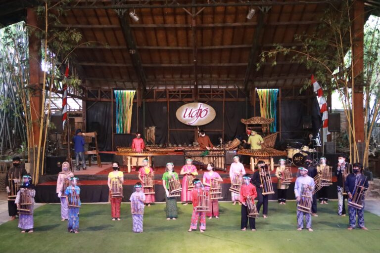 Saung Angklung Udjo, Bergoyang Mulai 1966