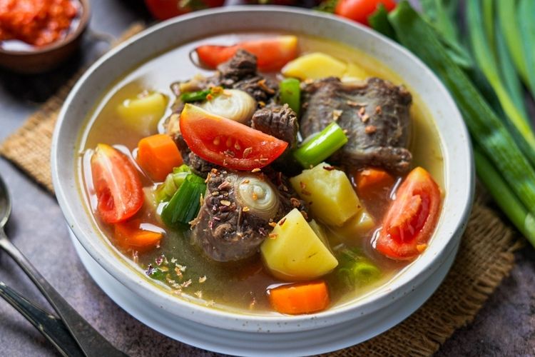 Sop Buntur Ibu Samino adalah masakan legendaris di Jakarta.