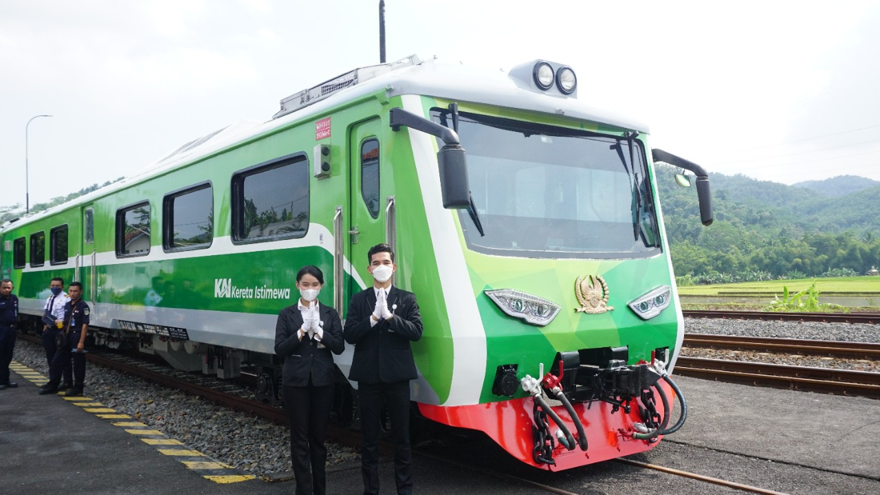 Kereta Api wisata untuk liburan akhir tahun.