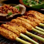 Sate lilit Bali dagingnya dililitkan ke tusuk yang dari sereh. Foto: iStock