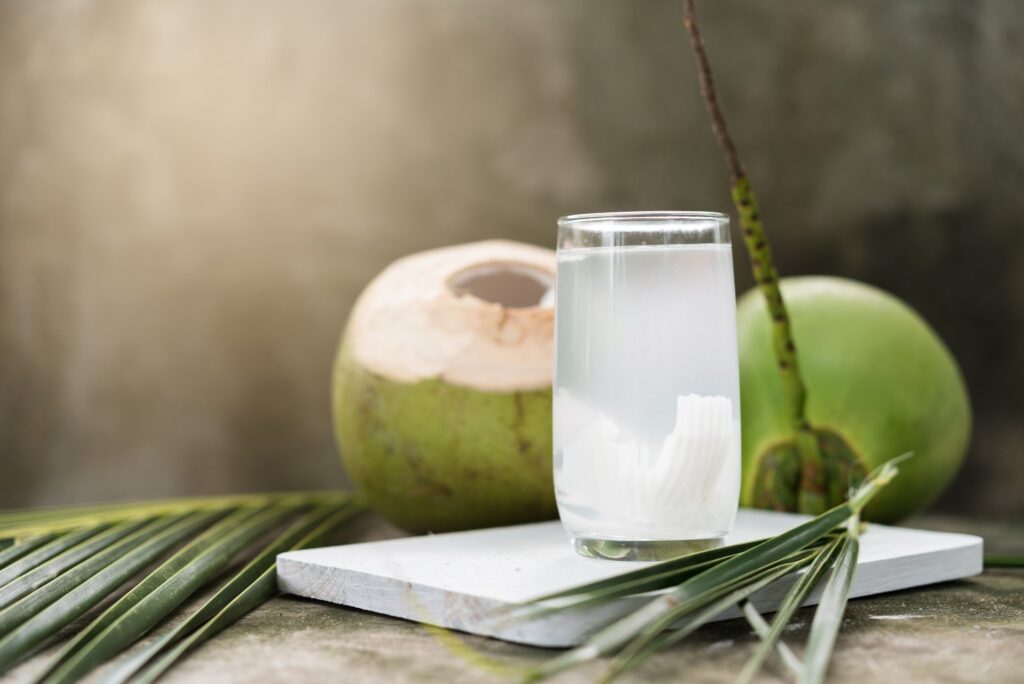 Pemulih stamina sekaligus salah satu asupan yang bisa dipilih adalah air kelapa muda.
