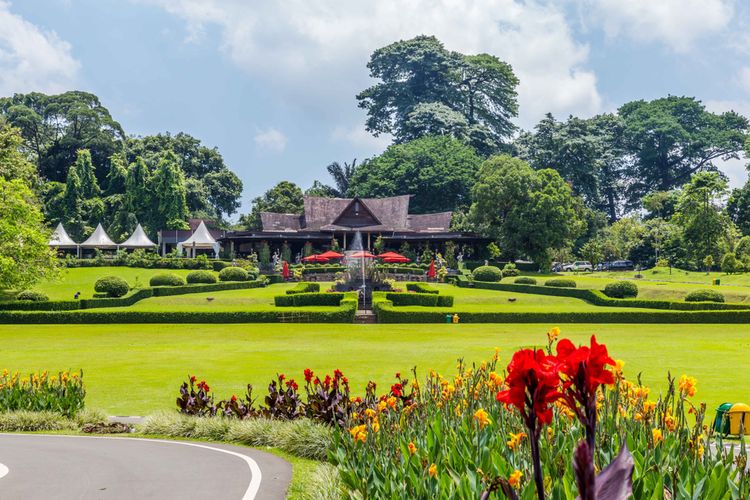 Museum Zoologi Bogor berada di dalam kompleks Kebun Raya Bogor.