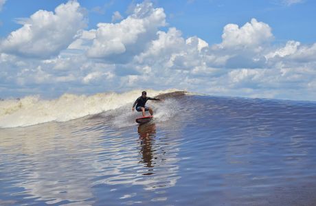 Bono Surfing Ombak Sungai Setinggi 4 Meter