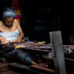 Tenun Grinsing Bali salah satu kekayaan budaya Indonesia. Foto shutterstock