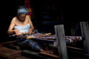 Tenun Grinsing Bali salah satu kekayaan budaya Indonesia. Foto shutterstock