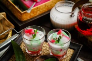 Jajanan Indonesia ada beraneka macam, dari yang manis, asin hingga pedas. Foto: shutterstock
