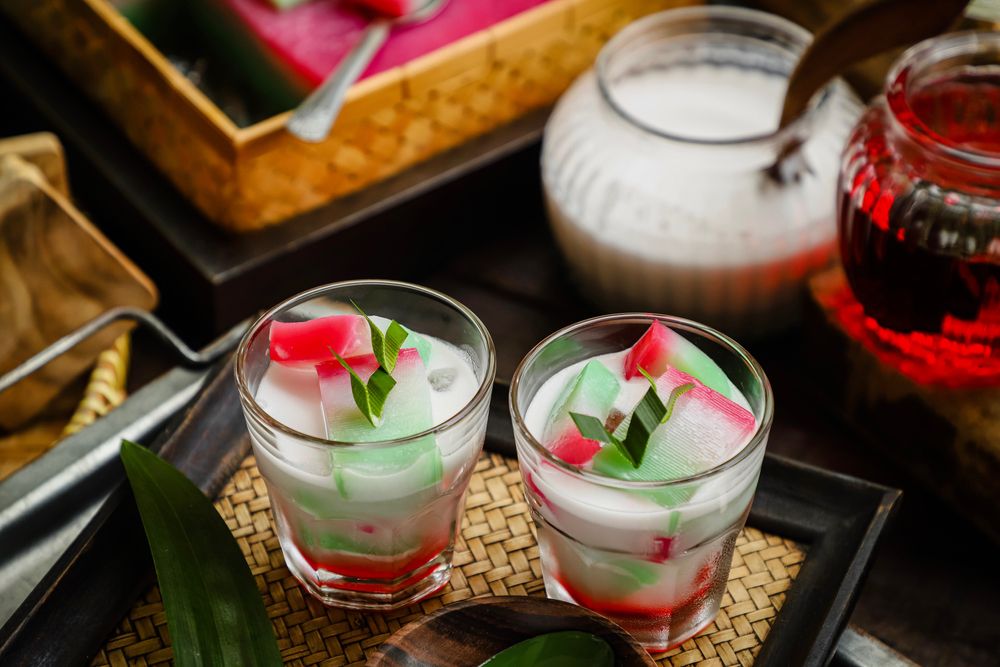 Jajanan Indonesia ada beraneka macam, dari yang manis, asin hingga pedas. Foto: shutterstock