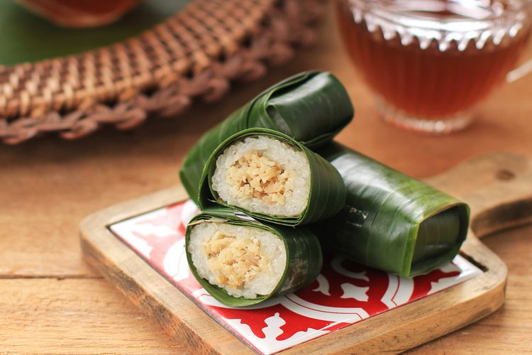 lemper ayam jajanan Indonesia shutterstock