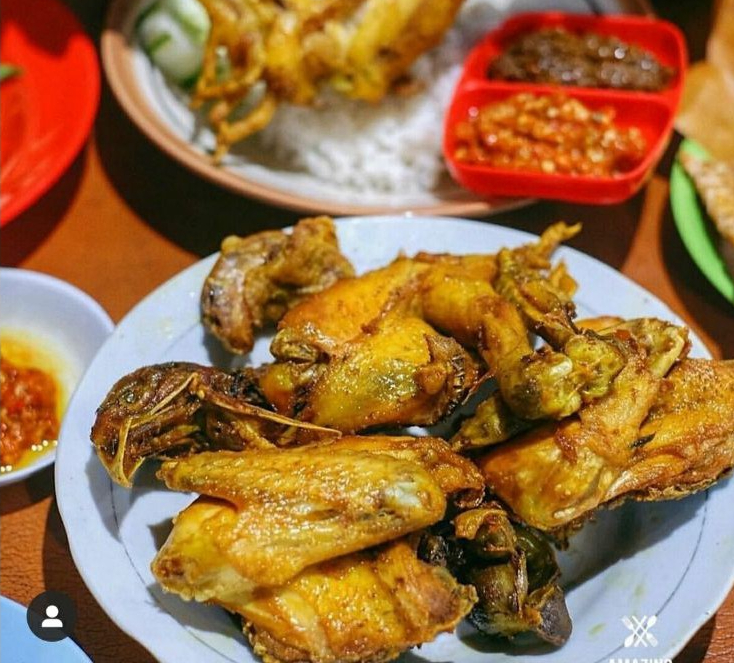Ayam Goreng Mbah Karto menjadi salah satu kuliner andalan kota SOlo.