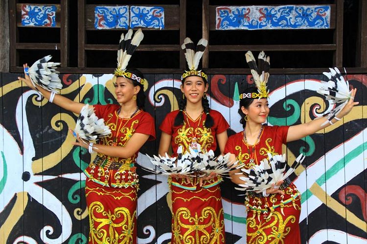 Dolan ke Kalimantan dan berkunjung ke Desa Pampang untuk mengenal budaya masyarakat Dayak.
