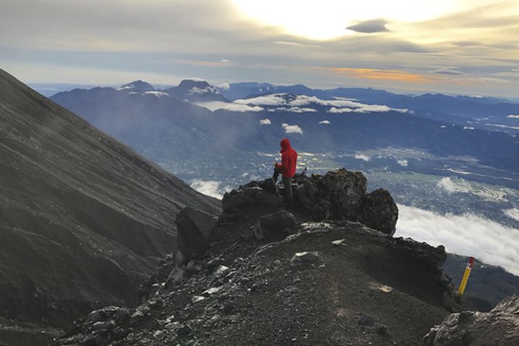 7 Puncak Indonesia, Indah Dan Menantang 4 7 puncak Indonesia dengan puncak tertinggi di Sumatera adalah Gunung Kerinci.