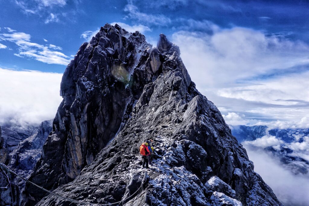 7 Puncak Indonesia, Indah Dan Menantang