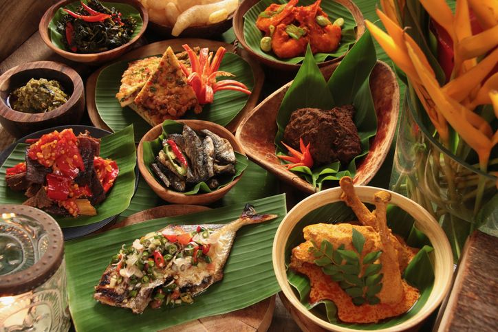 Rijstaffel Indonesia menyajikan masakan dalam piring-piring atau mangkok.