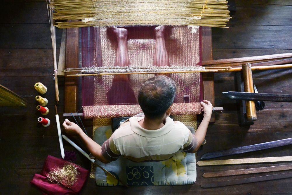 Kerajinan Indonesia sangat khas dan memiliki nilai seni yang tinggi. Foto: shutterstco