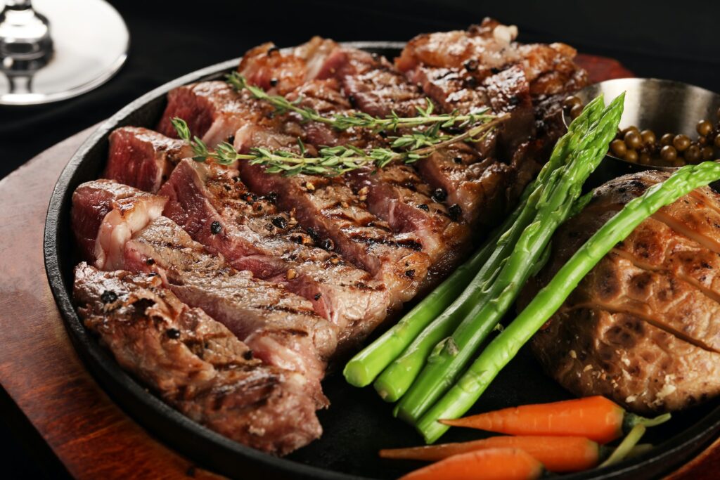 Sajian steak biasanya disajian dengan sayuran juga karbohidarat seperti kentang atau jagung.