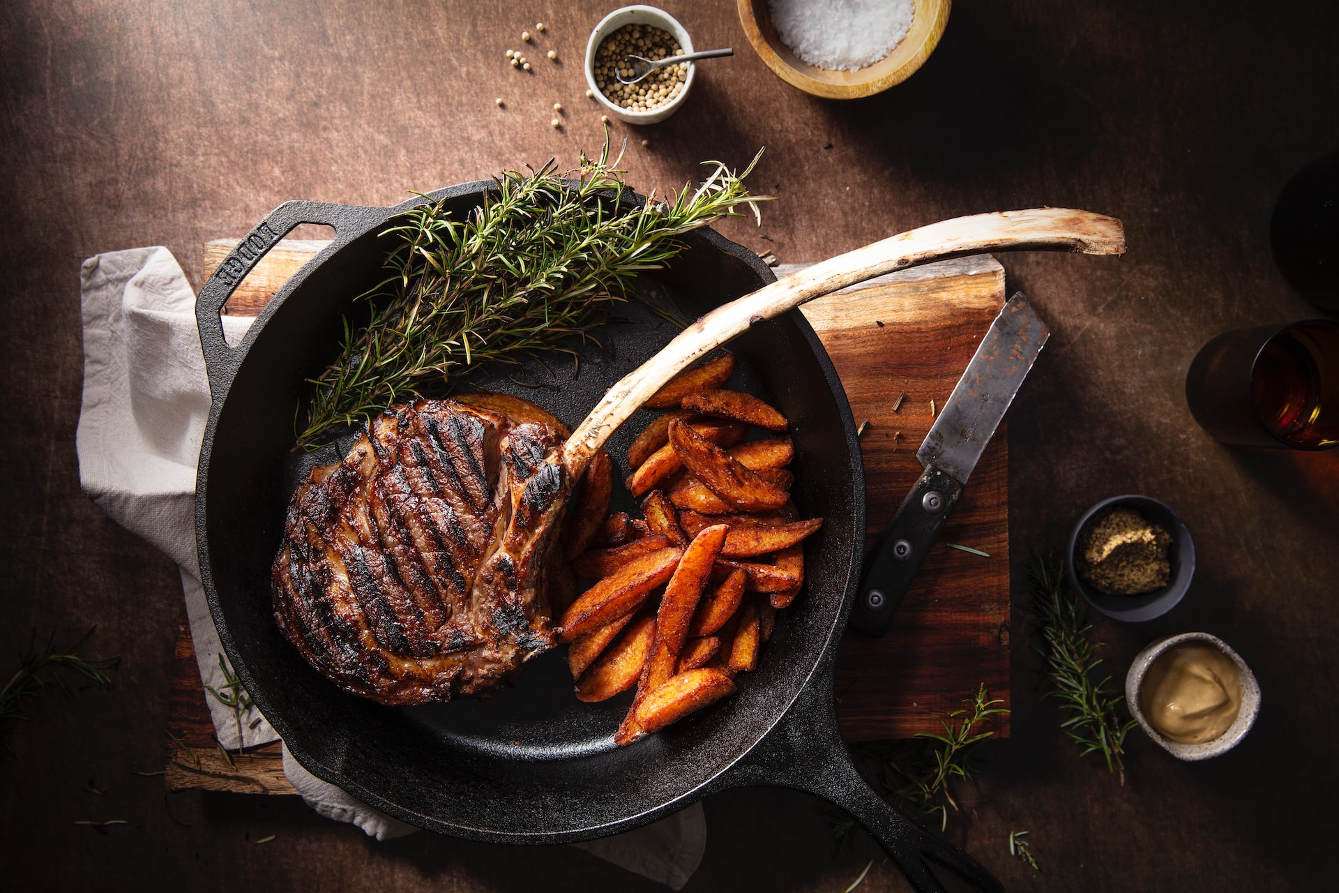 Sajian steak popular sebagai salah satu makanan favorit. Foto: Madie Hamilton-unsplash