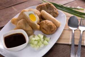 Pempek Palembang menjadi salah satu pusaka kuliner Indonesia. Foto: shutterstock