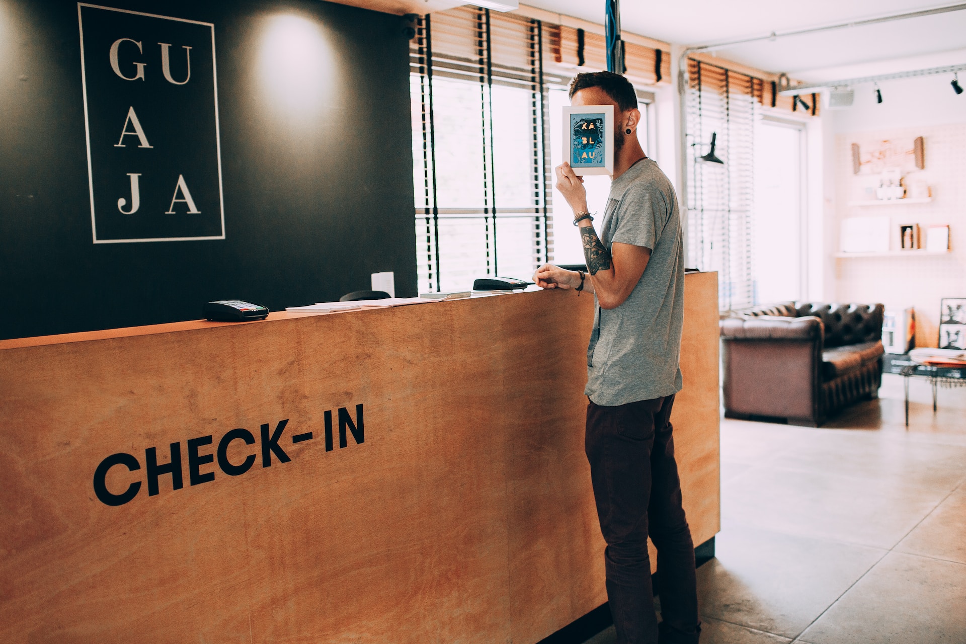 Aturan Check in di hotel sederhana tapi perlu dipahami. Foto: unsplash