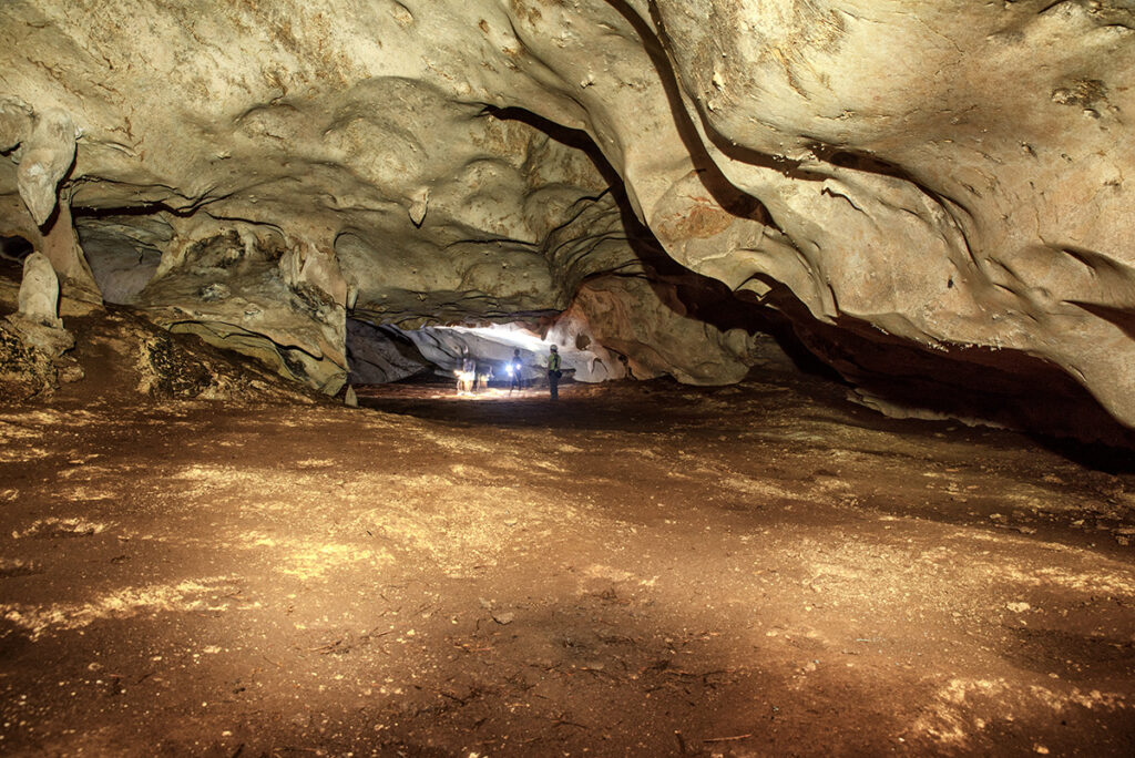 Wisata pertu bumi e gua Beloyot