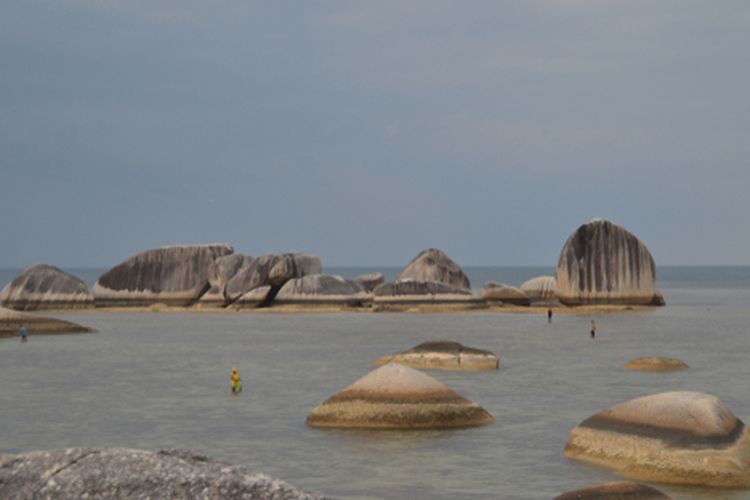 Dolan Ke Natuna, 272 Pulau Eksotis 6 Batu-batu andesit di sepanjang jalan dan pantai di Natuna.