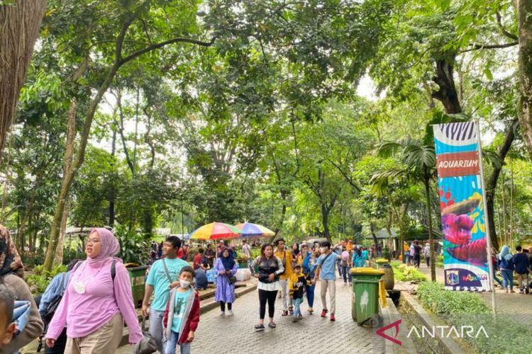 Taman Margasatwa Ragunan masih menjadi pilihan utama warga Jakarta berlibur.
