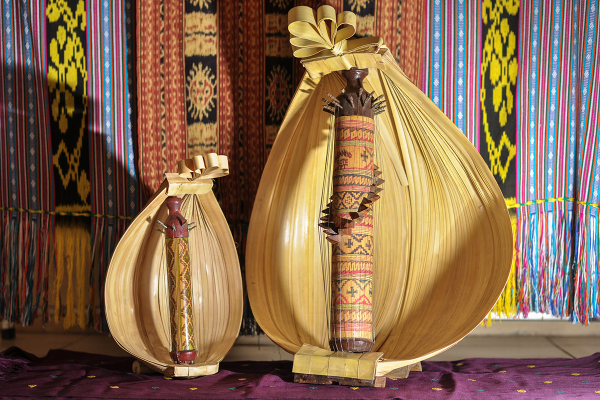 Alat musik sasando berasal dari Pulau Rote Nusa Tenggara Timur.