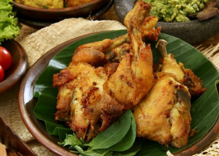 Ayam Goreng Pak Supar Semarang Legendaris shutterstock