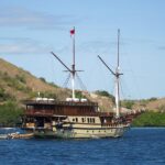 Kapal phinisi komodo, liburan menikmati Labuan Bajo dengan kapal pribadi.