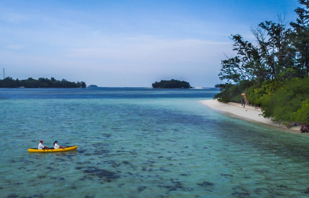 Kayak di Pulau Macan pulaumacanid
