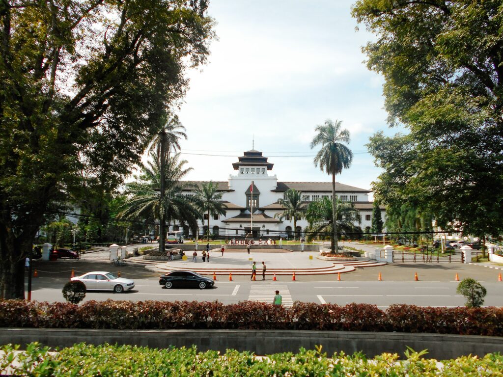 Bolu Bakar Tunggal Bandung menjadi ikon pariwisata baru, seperti halnya Gedung Sate.
