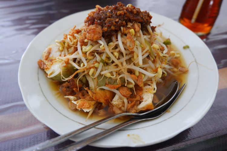 Lontong Balap Surabaya adalah kuliner tradisional khas kota Pahlawan