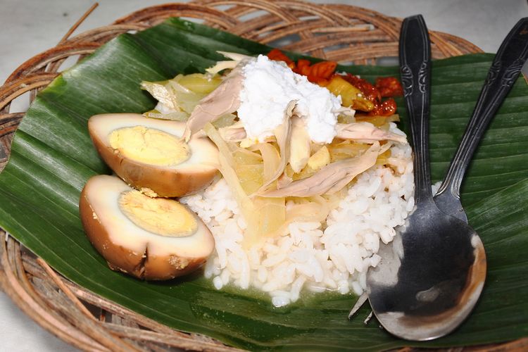 Nasi Liwet Yu Sani solo adalah salah satu legenda kuliner khas kota ini.