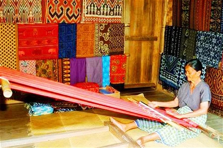 Tenun Sutera Sengkang memakai alat tenun tradisional. Foto: iStock