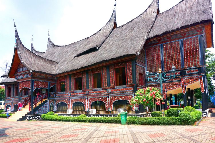 Taman Mini Indonesia Indah terdiri dari anjungan-anjungan dari 38 daerah.