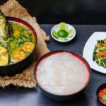 Kuliner khas Maluku di antaranya adalah papeda yang juga khas Papua.