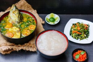 Kuliner khas Maluku di antaranya adalah papeda yang juga khas Papua.