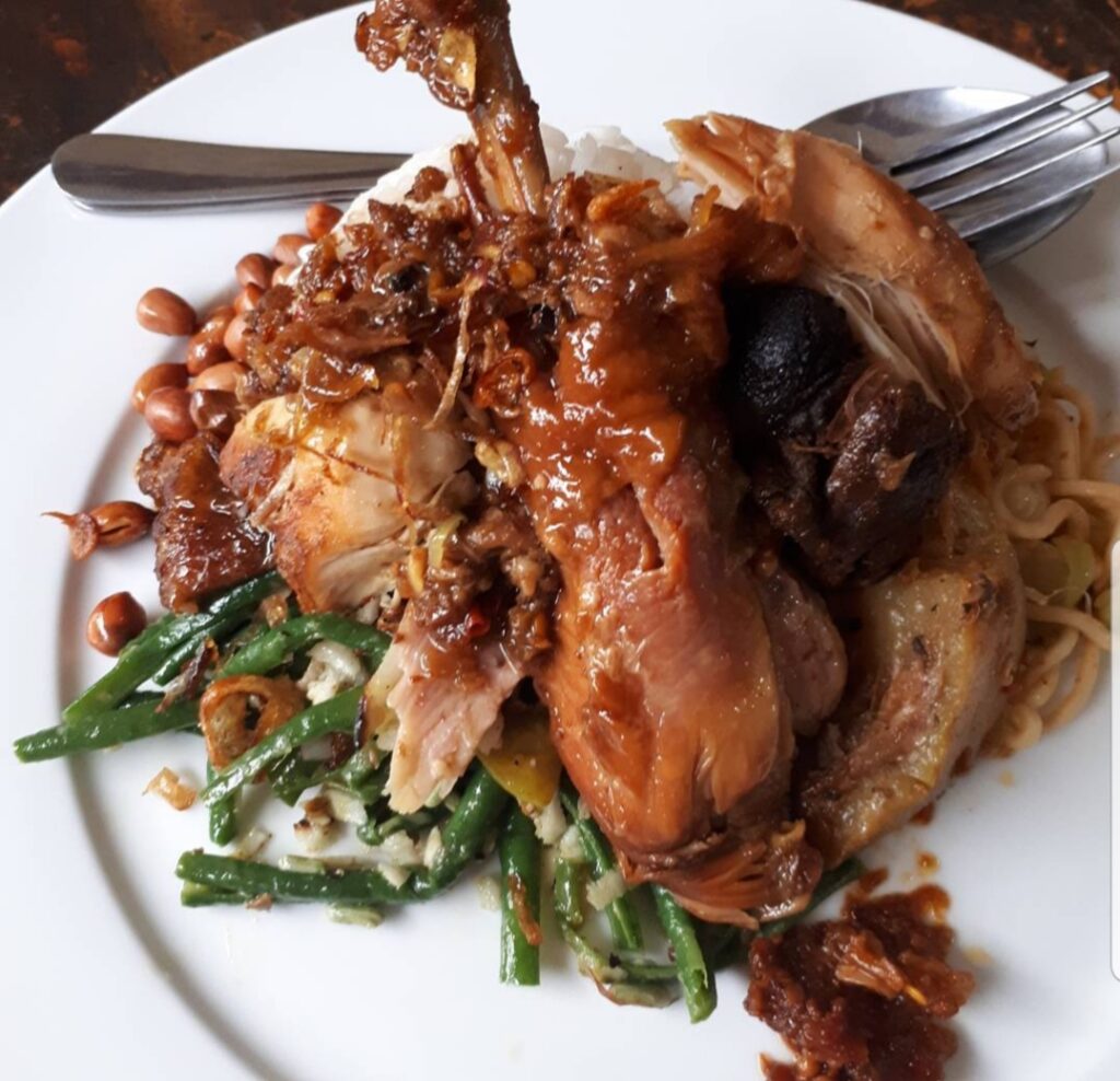 Kuliner pinggiran di Bali bisa dicoba ke Ayam Betutu Pak Sanur di Ubud