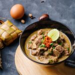 Coto Makassar adalah kuliner wajib ketika mengunjungi ibukota Sulawesi Selatan.