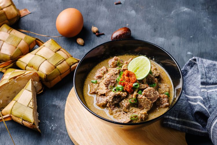 Coto Makassar adalah kuliner wajib ketika mengunjungi ibukota Sulawesi Selatan.