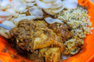 Tahu Telur Pak Jayen menjadi salah satu pilihan kuliner malam di Surabaya. IG SurabayaFoodis