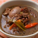 Brongkos Warung Ijo Bu Padmo menjadi legenda kuliner di sekitar Kali Krasak.