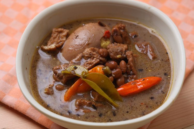 Brongkos Warung Ijo Bu Padmo menjadi legenda kuliner di sekitar Kali Krasak.