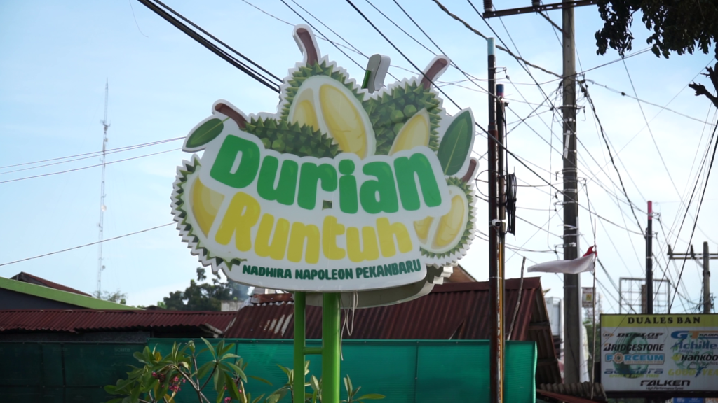 Durian Runtuh Pekanbaru mirip dengan Ucok Durian di Medan, menikmati duiran sepanjang 24 jam.