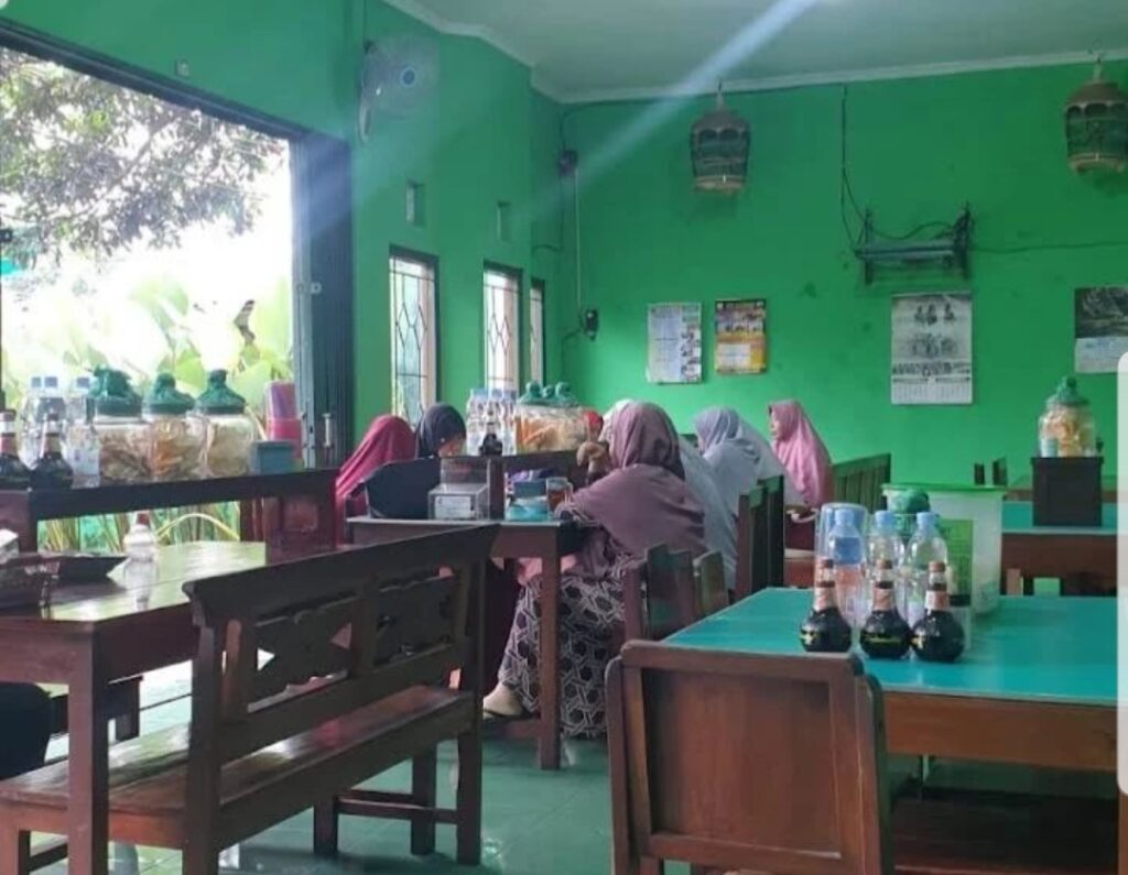 Brongkos Warung ijo BU Padmo berada di perbatasan Daerah Istimewa Yogyakarta dan Jawa Tengah.